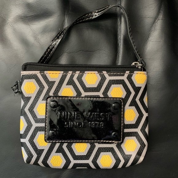 💚 NINE- WEST - NWOT Wristlet 6 1/2” x 5” 💛🖤💛🖤 - Picture 1 of 3